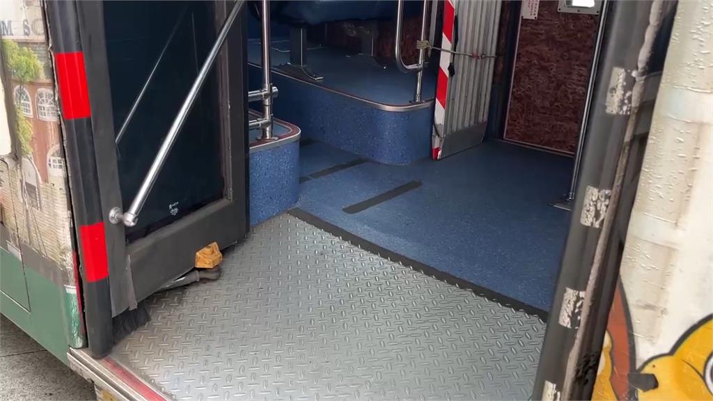 公車變垃圾車!阿伯隨手丟包垃圾上公車 客運業者呼籲要有同理心