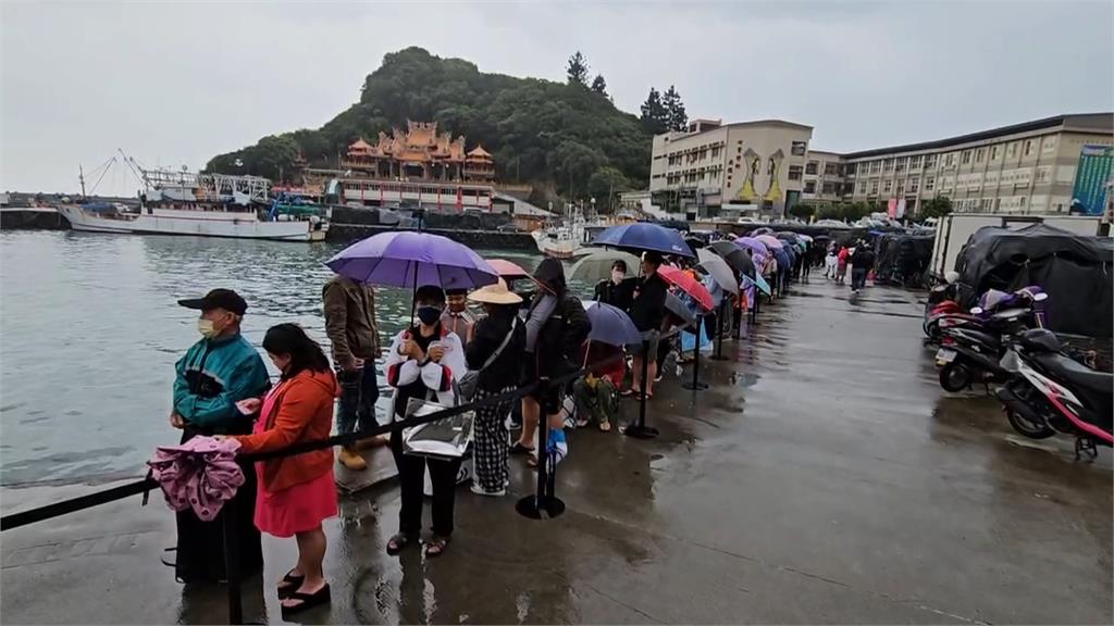 萬里蟹福袋限量開賣! 民眾冒雨北上排隊搶
