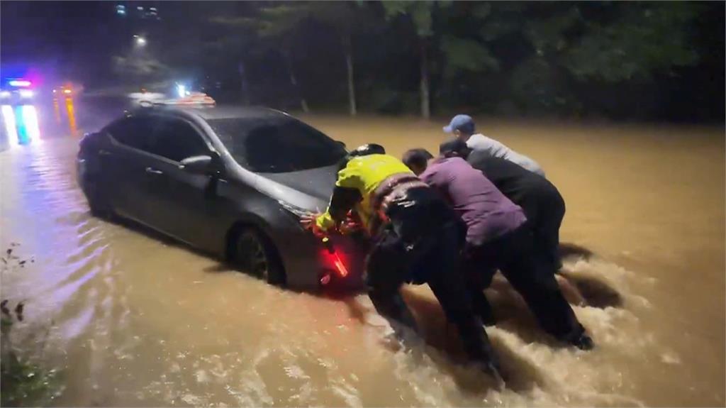 山陀兒豪雨狂炸！泥水灌進民宅　瑞芳老街淹到小腿肚車輛慘泡水