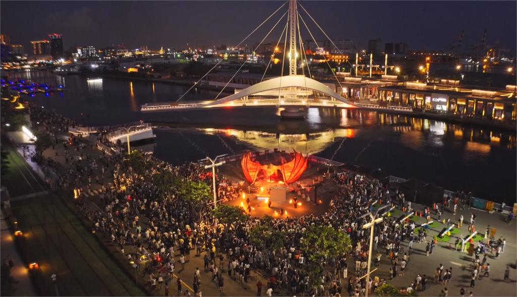 龍焰點亮高雄駁二夜空　「龍族前傳」限定展降臨港都