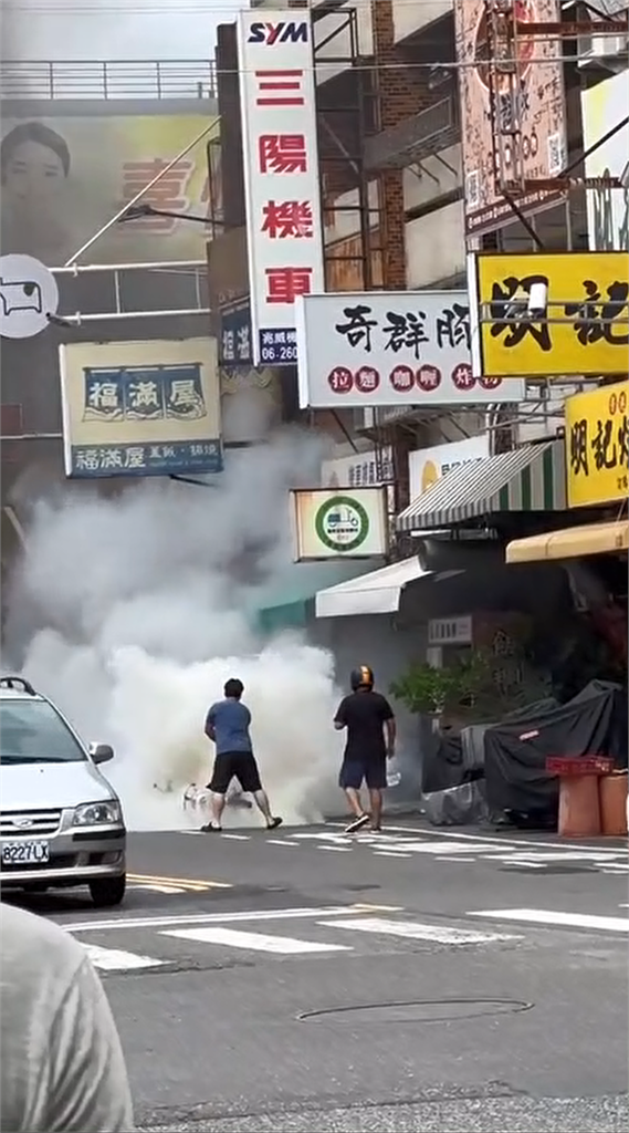 快新聞／電動車突然燒成火球！台南騎士跳車驚險逃生　黑煙狂冒畫面曝