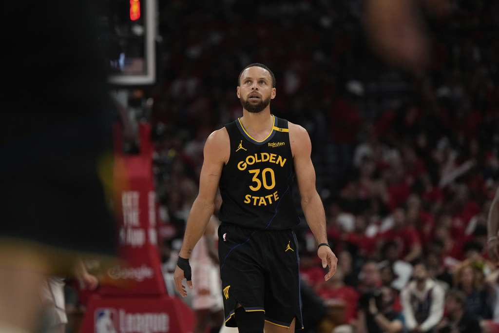 NBA(影)/季後賽激烈程度延燒場外!勇士後衛被關在球館外網友笑翻