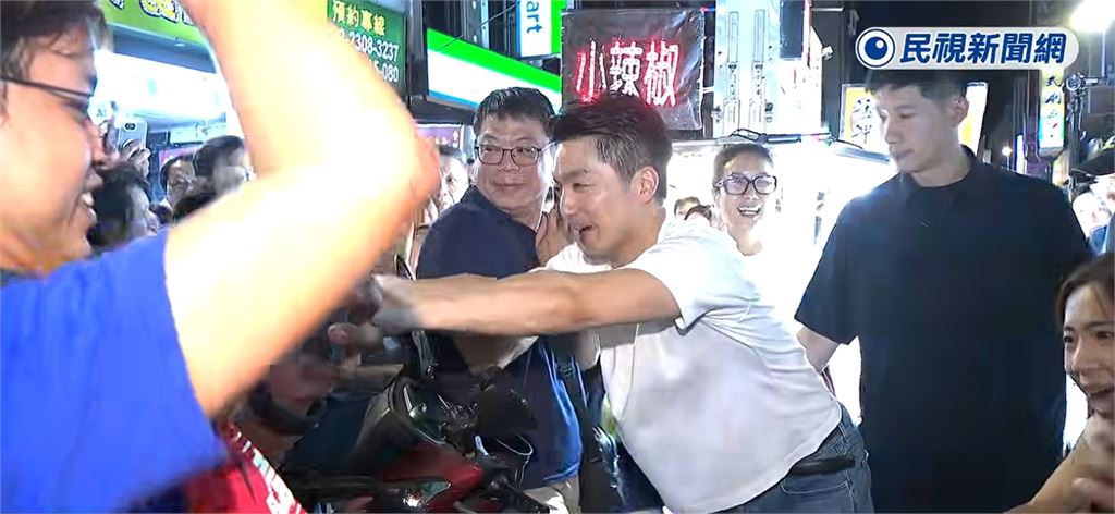 蔣萬安夜市視察「爆尷尬場面」畫面曝光！黑衣男狂吼破嗓「爆出5字」真實身分疑遭起