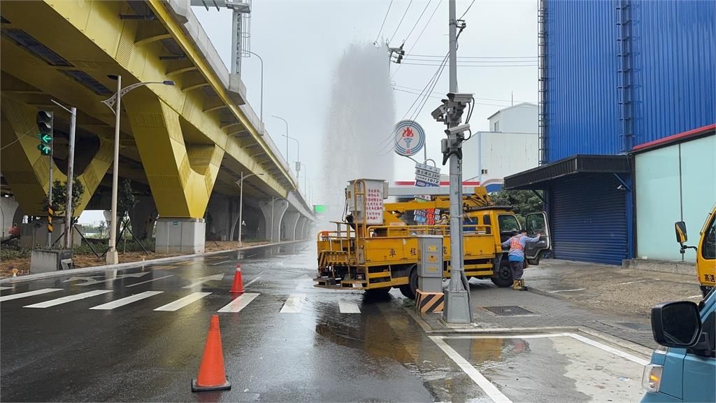 轉彎失控？　整輛車撞破水管排氣閥　　水柱狂噴2層樓高