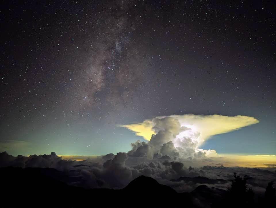 台南夜空驚現「巨大鐵砧狀雲」突爆閃光…震撼畫面曝光！鄭明典揭神秘原因