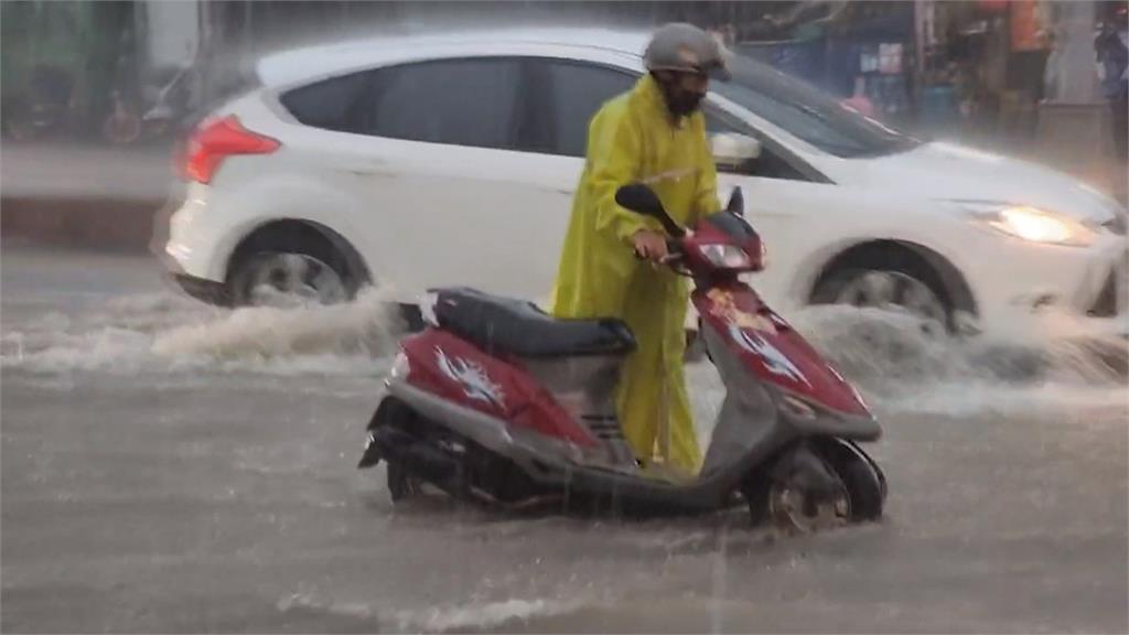 午後熱對流旺盛　雲林斗六雷雨狂炸水淹小腿肚
