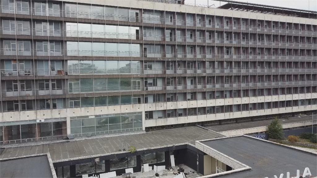 南斯拉夫飯店荒廢許久 部分民眾不捨地標消失發起抗議