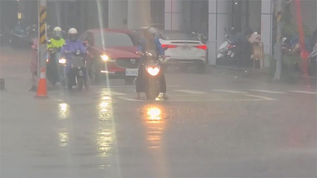 暴雨馬路急流如小河　家長接小朋友放學超狼狽