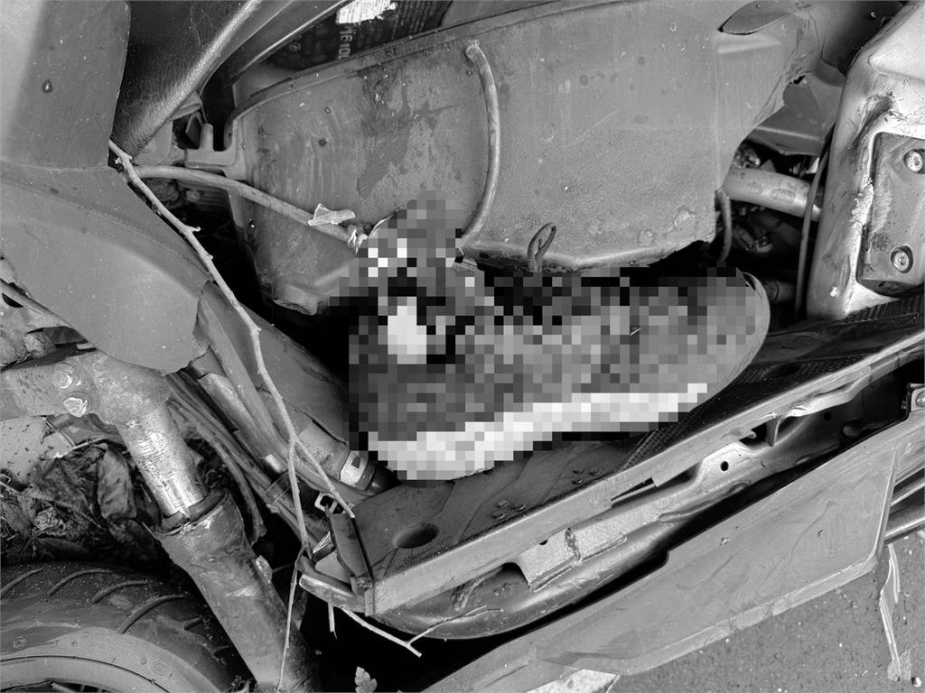 快新聞／離奇！五股轎車撞機車　騎士「腳掌斷車上」驚悚畫面曝光