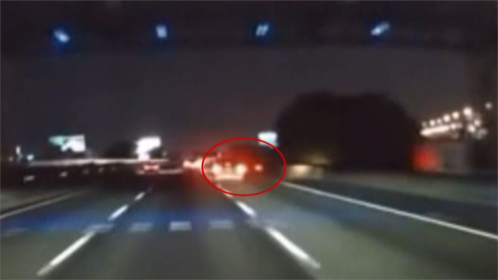 國道驚魂!疑未保持安全距離 轎車撞上小貨車害翻車