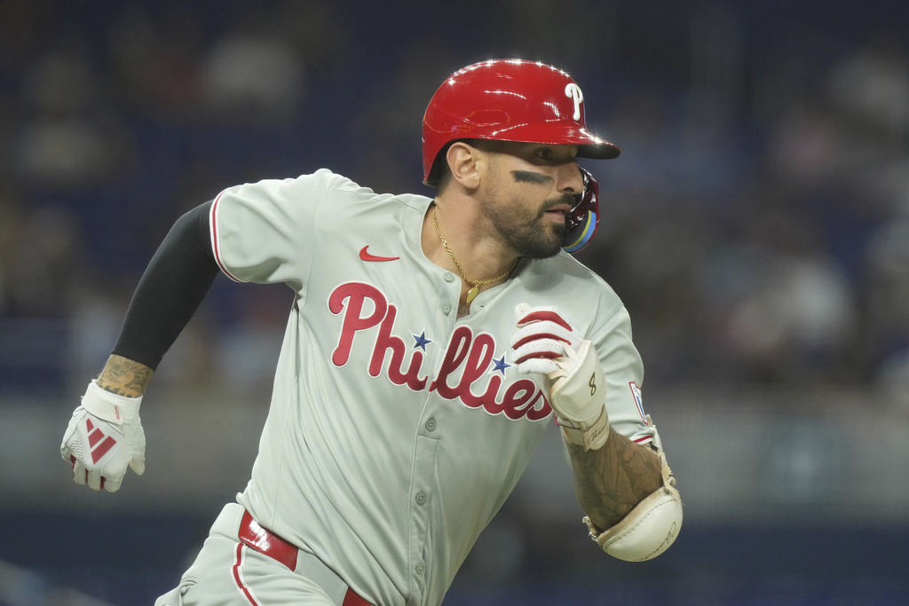 MLB(影)/遭總教練終結連續先發紀錄 費城人外野手前嫌盡釋美技接殺結束比賽