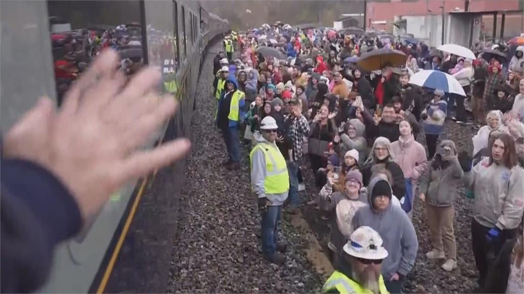 鐵路業者做公益! 耶老列車連續80年出發偏鄉發禮物