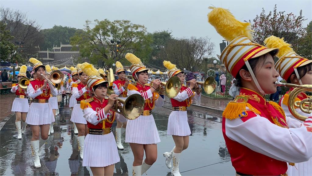 實現最美願望!北一女樂儀旗隊前進加州迪士尼 冒雨遊行獲全場掌聲