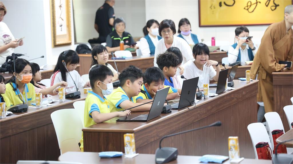 百事益整新微軟SURFACE筆電捐佛光山好苗子學堂   助經濟不利學童增數位資源