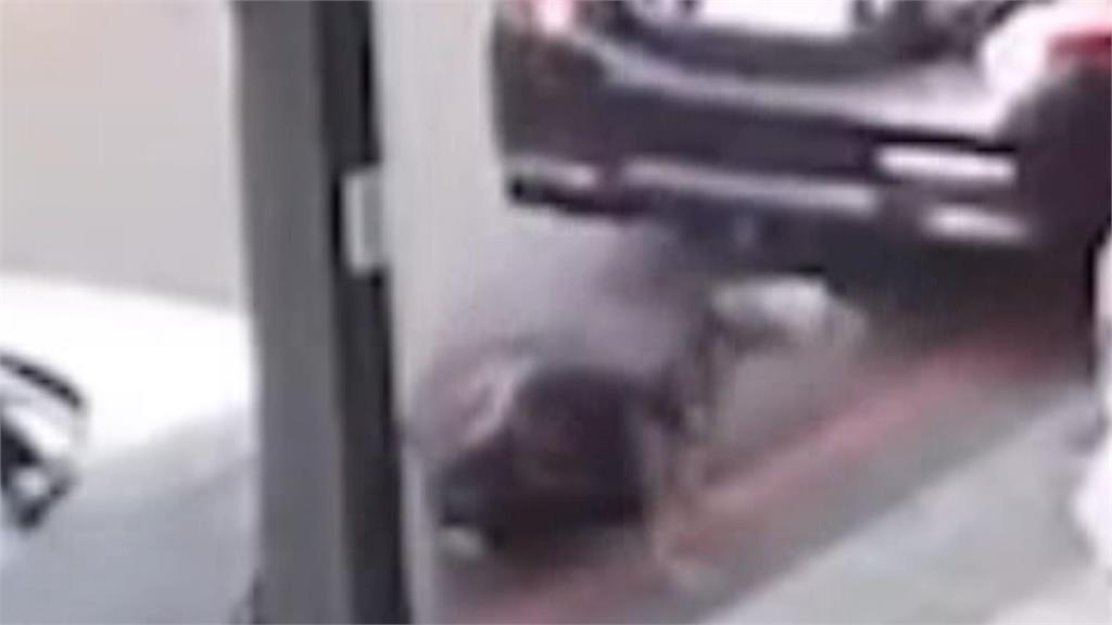 嚇!驚險撞擊瞬間曝光 二手車行員工倒車不慎撞倒同事