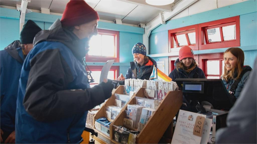 半年寄出9.3萬張明信片　每年數千人搶應徵南極唯一一間郵局「為的是這個」