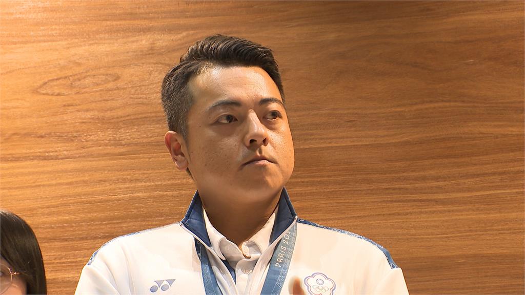 李孟遠奪射擊史上首獎牌 大批民眾搶合照、送花歡迎他回台
