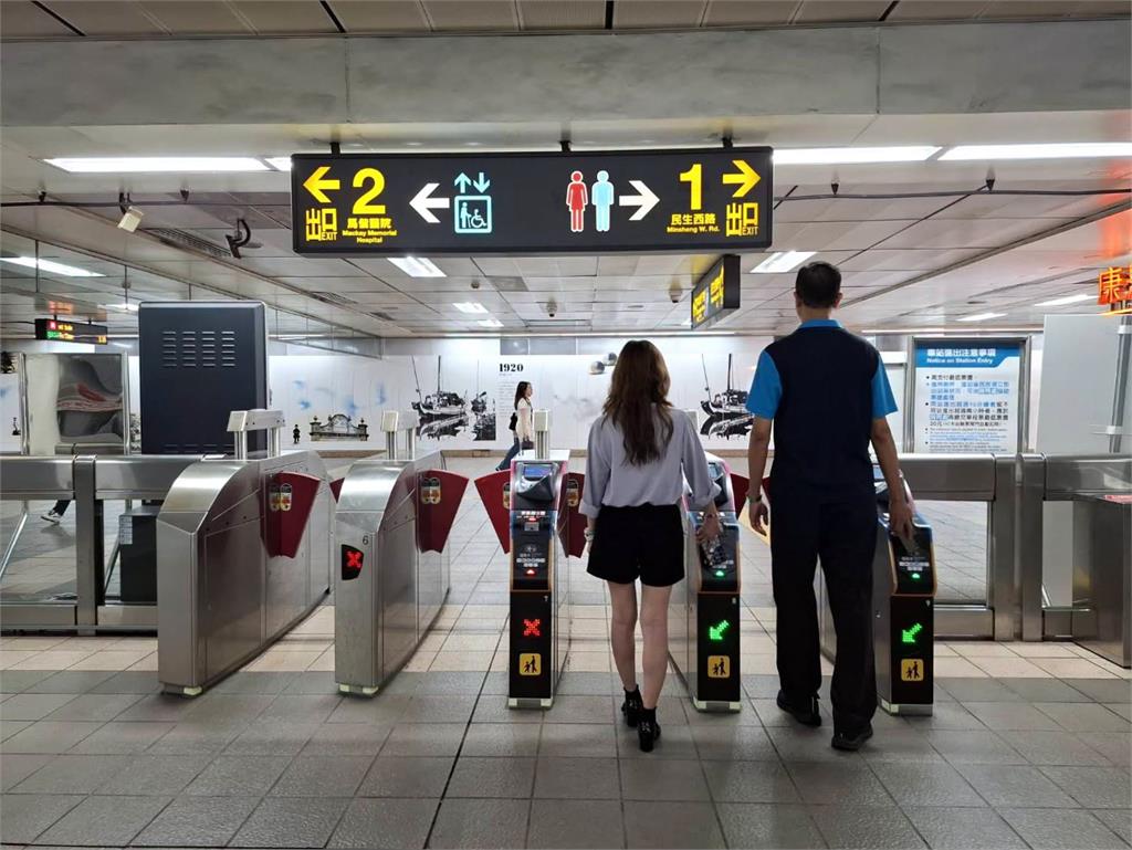捷運月台狂喝水！中國夫妻遭保全2度抓包「秒改口喊這國人」　反共網紅：太不要臉