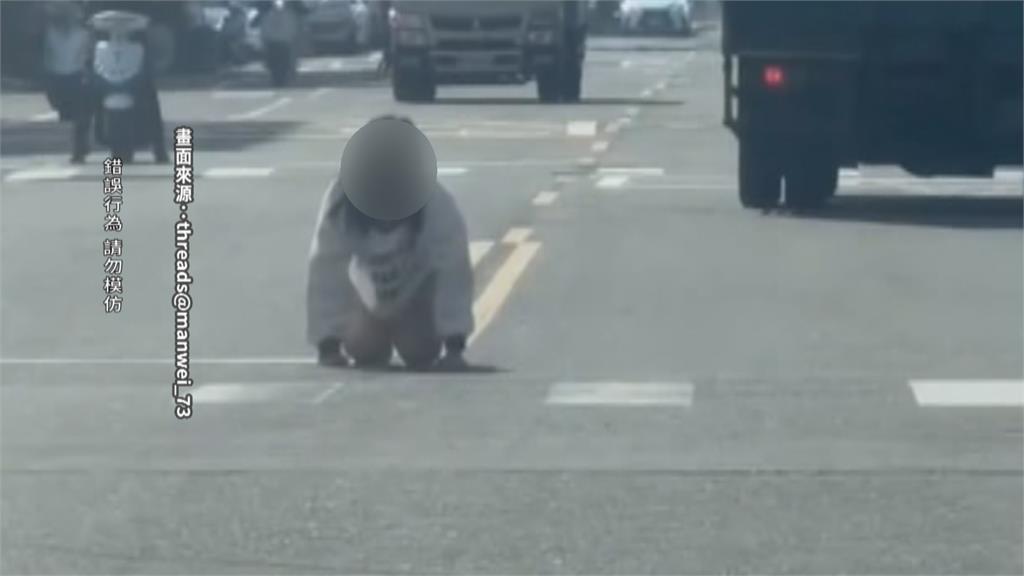 在幹嘛？女子路中跪地膜拜　民眾勸阻反被罵！警方要開罰