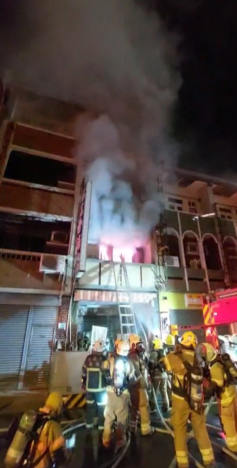 台南金紙店凌晨大火! 老闆夫婦受困屋內搶救不治