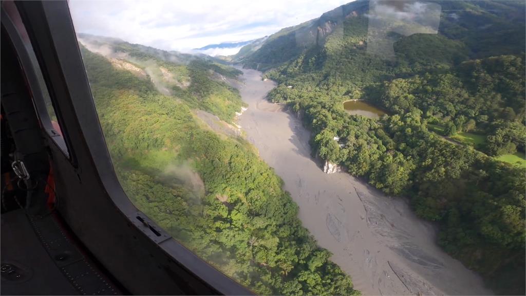 恐怖暴雨「200年一見」　空勘奧萬大驚見路斷橋毀慘