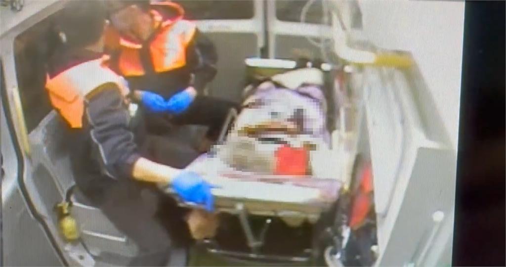 疑未停讓救護車! 轎車路口擦撞救護車再失控撞鞋店