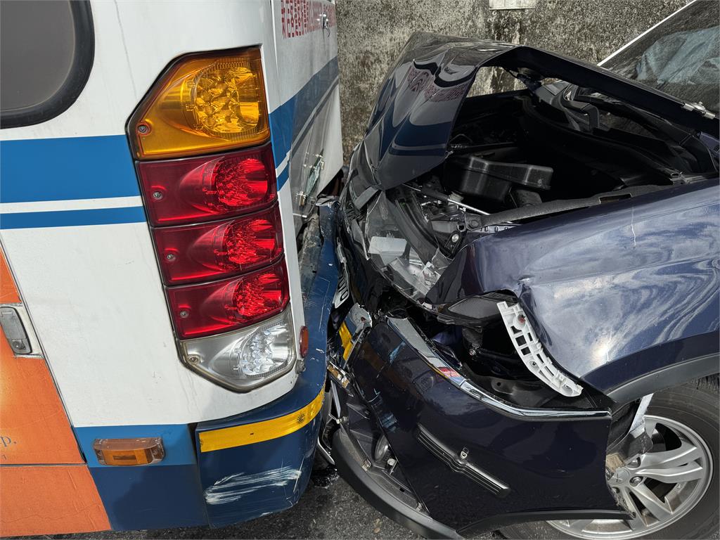 警車追撞公車…客運駕駛尿急停紅線!員警恍神撞上「車頭全毀」畫面曝光