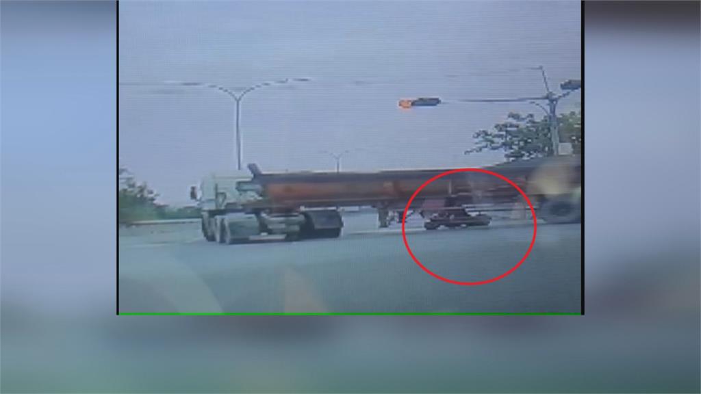 驚險畫面!女騎士綠燈剛起步 險遭右轉砂石車「壓平」