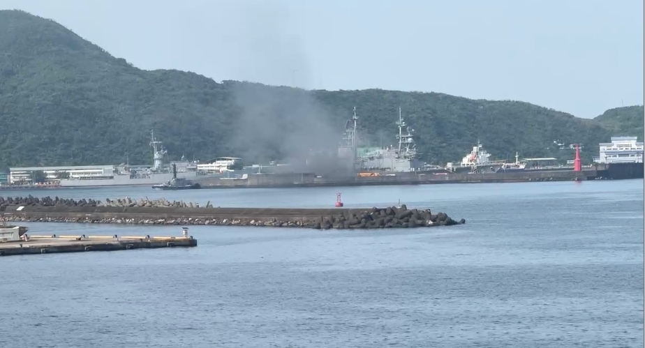 快新聞/驚!蘇澳軍港馬公艦驚傳火警 現場濃煙直竄畫面曝光