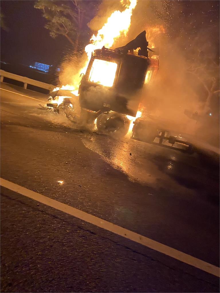 快新聞/國1楠梓段「火燒車釀1死」 現場回堵5公里