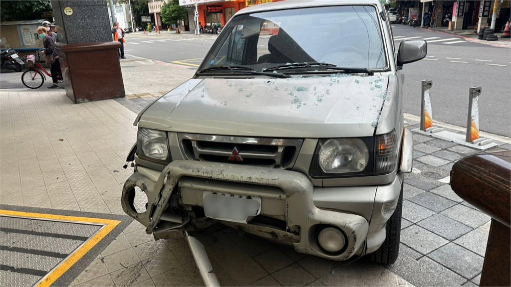 驚悚！蘆洲廂型車失控撞超商　疑駕駛吃感冒藥恍神釀禍