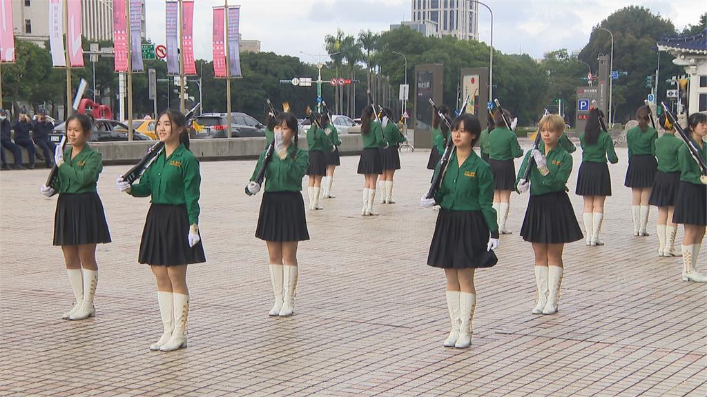 北一女儀隊遭誤認「中國學生」!民進黨小編「現身帥喊1句」老外作家急更正