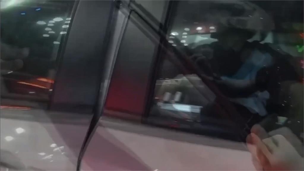 高雄新崛江商圈驚傳槍響　查違規停車　警連開九槍嚇阻