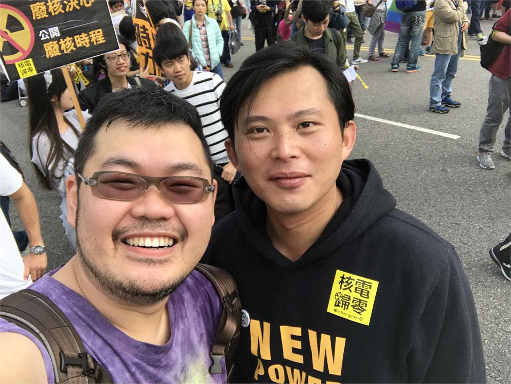閃兵連環爆…四叉貓「一天都沒逃」超嫩當兵照曝!網突點名黃國昌:怎麼看?