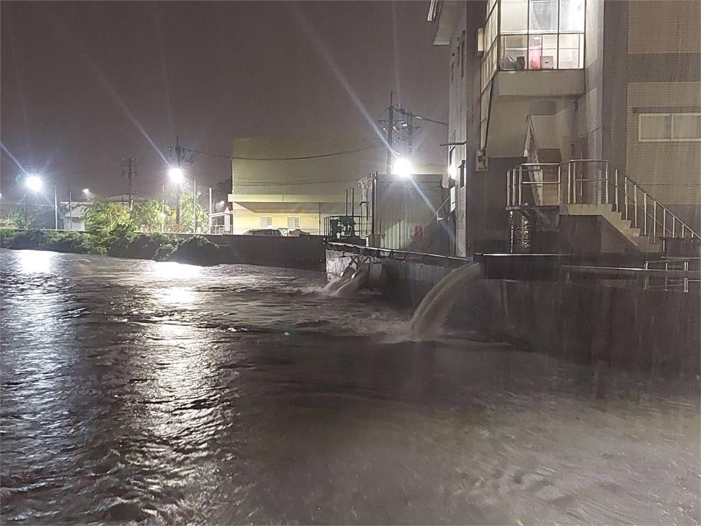 雨彈狂炸台南多處淹水  抽水82萬噸交通恢復