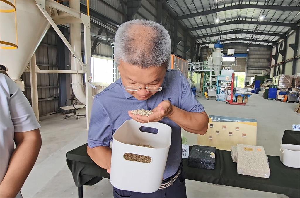 搶攻寵物商機!青創團隊與政府合作研發「稻穀貓砂」 打造農業新產值