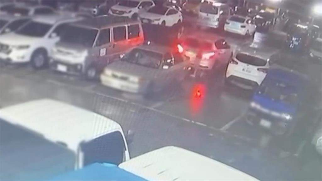 你是誰！停車場深夜尾隨女　詭異男子趁開鎖竟闖入副駕