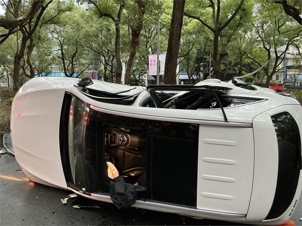 快新聞／北市離譜車禍！駕駛失控猛撞「4車嚴重受損」側躺路中　現場慘況曝光