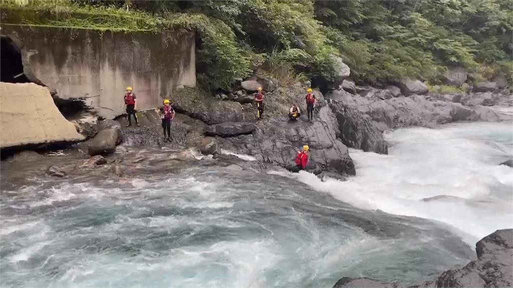 烏來南勢溪泛舟　橡皮艇翻覆３人落水　林姓男子失蹤