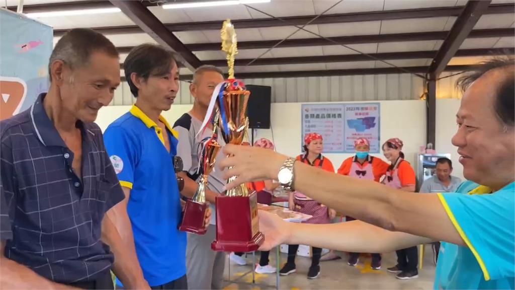 礁溪時潮社區「蟳蝦祭趣味競賽」 「綁紅蟳」比賽誰手速最快