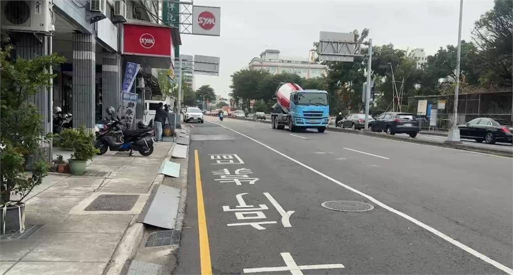 台中騎士超車不慎摔車倒地 公車「煞車不及」輾斃
