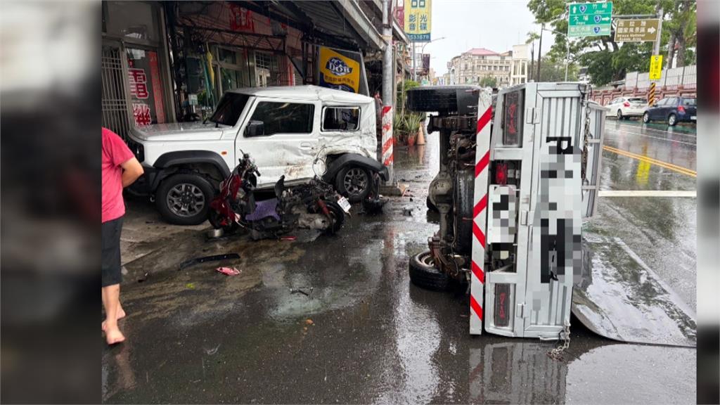 嘉義小貨車逆撞路邊５汽機車　衝進民宅！駕駛酒測值０‧４２