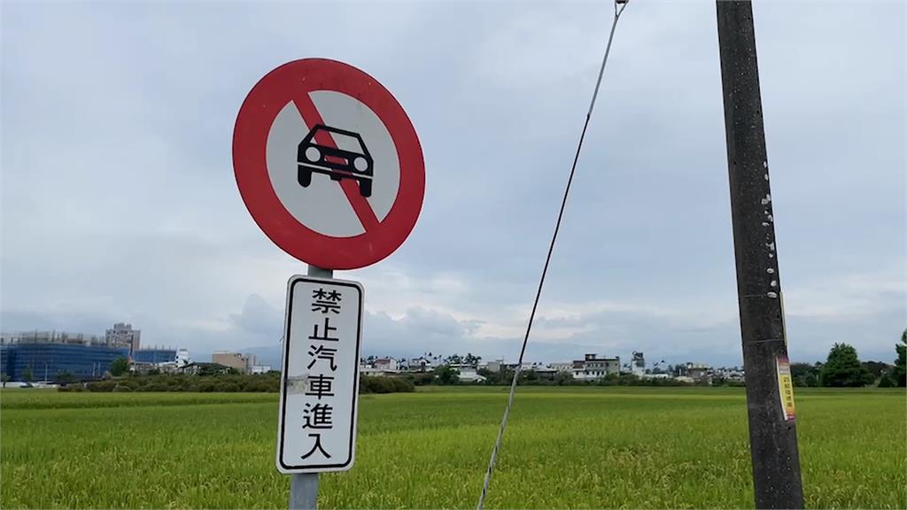 無視禁行標誌下秒動彈不得 宜蘭五結休旅車硬闖小路卡稻田
