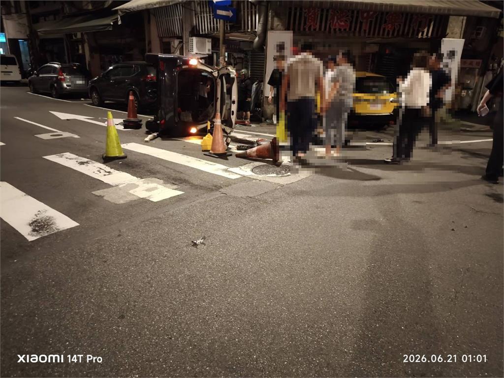 快新聞／拒檢騎士狂逃！警車追逐遭攔腰撞翻　衝擊畫面曝光