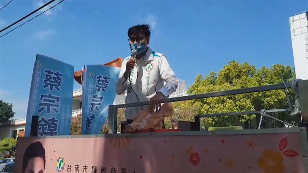 車頭掛豬頭! 蔡宗翰到國黨南市黨部門口叫陣