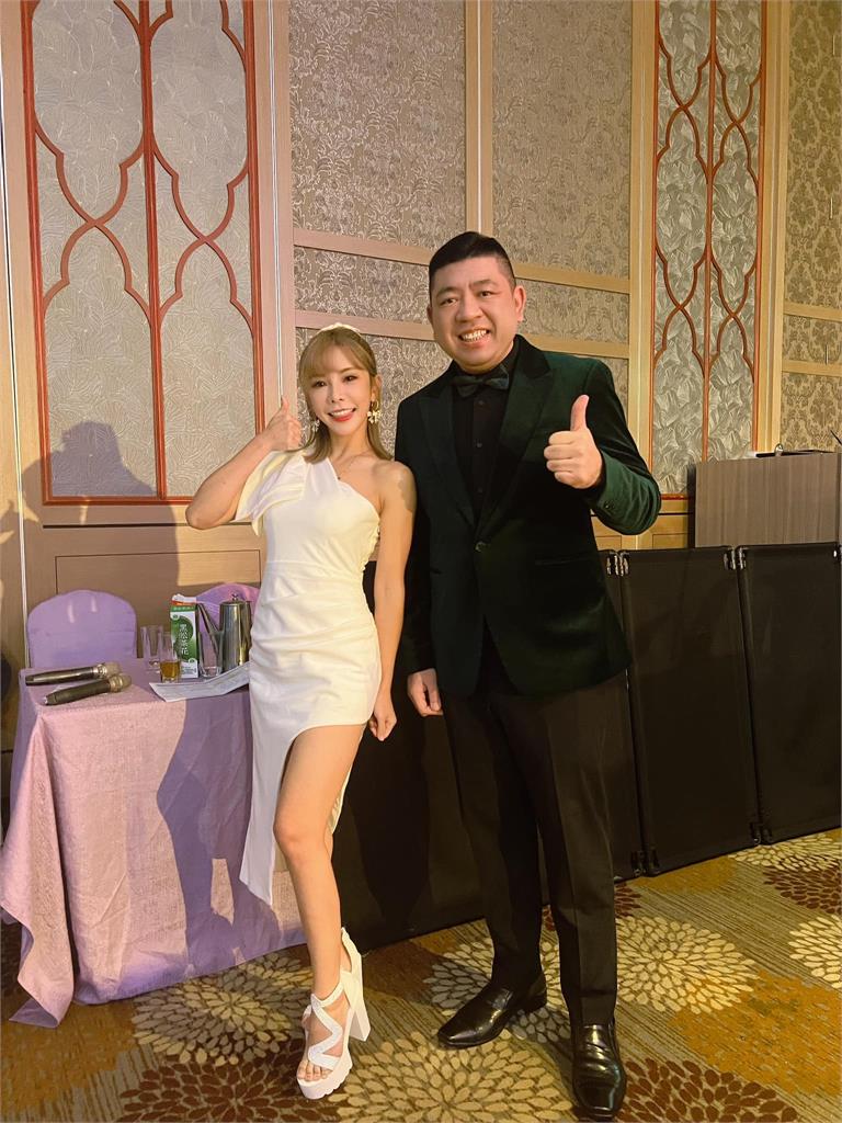啦啦隊女神尾牙戰袍暗藏「心機亮點」 與阿翔主持狂讚3優點:上了一課
