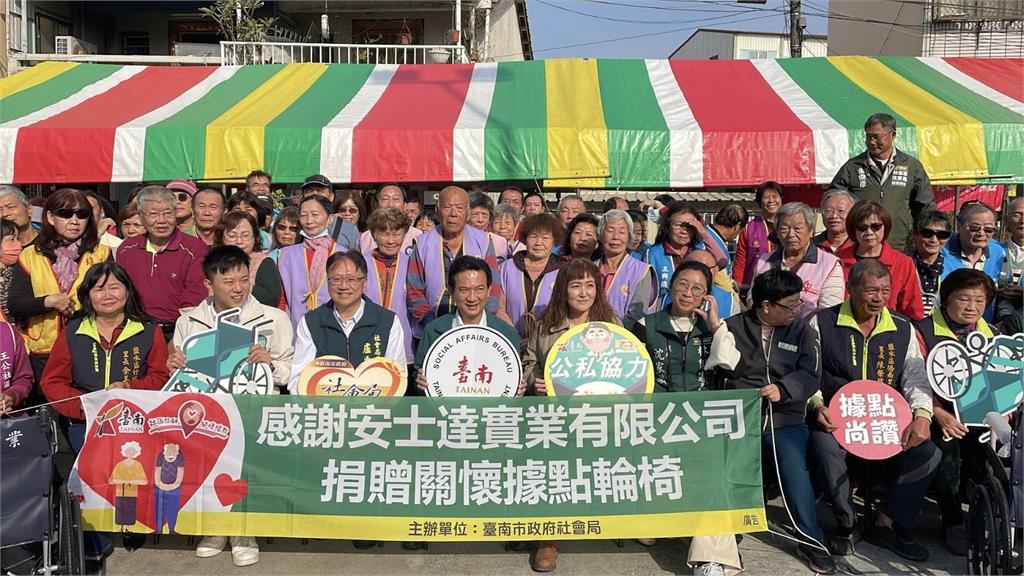 快新聞/台南高齡長者多 林俊憲媒合安士達捐贈輪椅至關懷據點