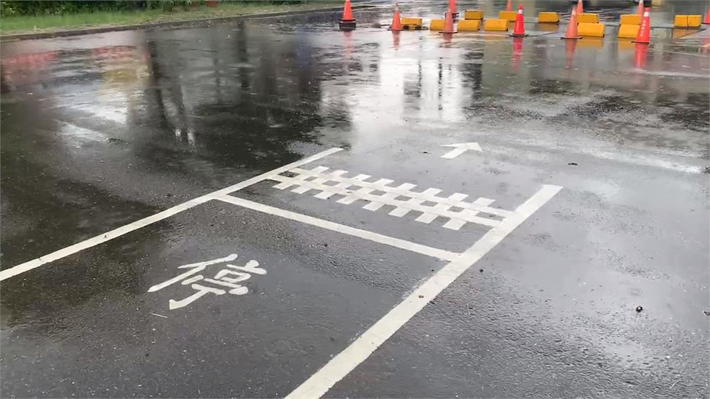 民眾不畏風雨「練習機車路考」　　區公所：雨天路滑安全第一