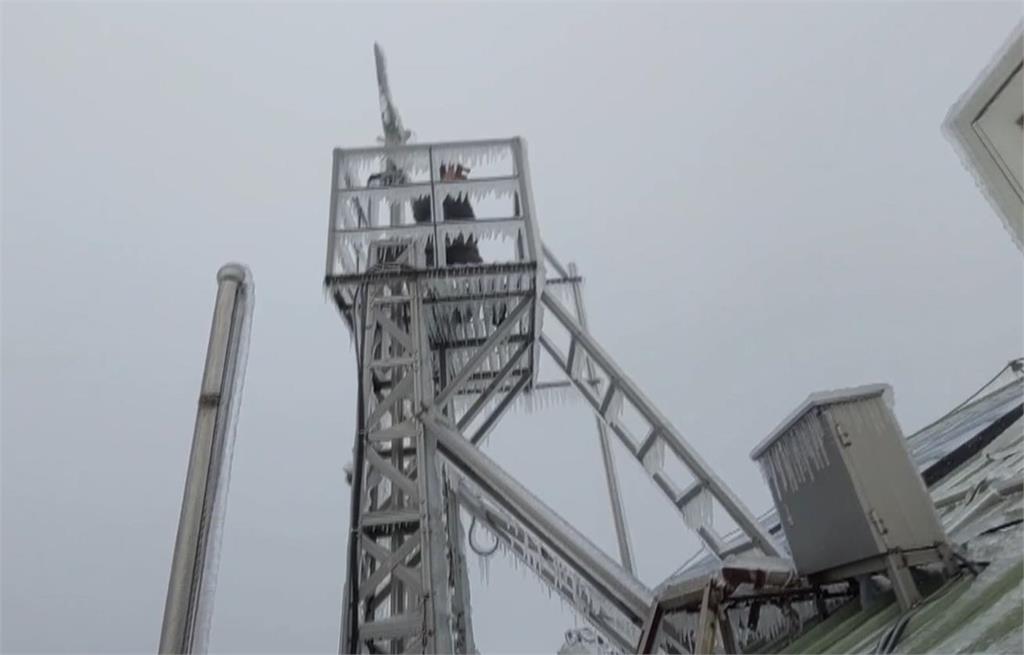 合歡山下雪急凍! 女山友獨攀迷路 畏縮冰雪草叢中