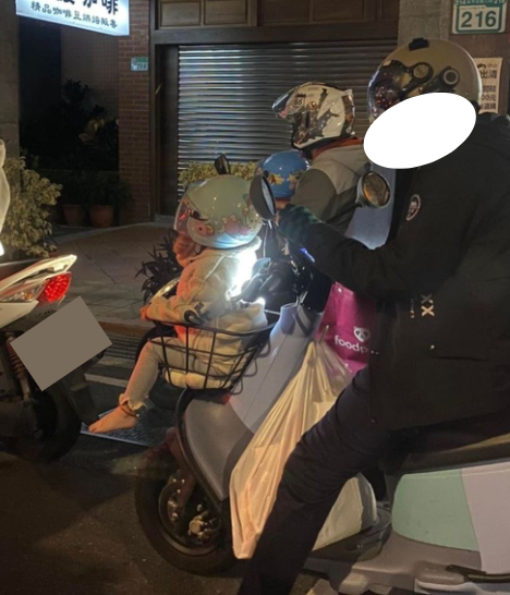 快新聞／北市驚見「小孩塞進機車菜籃」　網友：男騎士全程滑手機不顧童安危